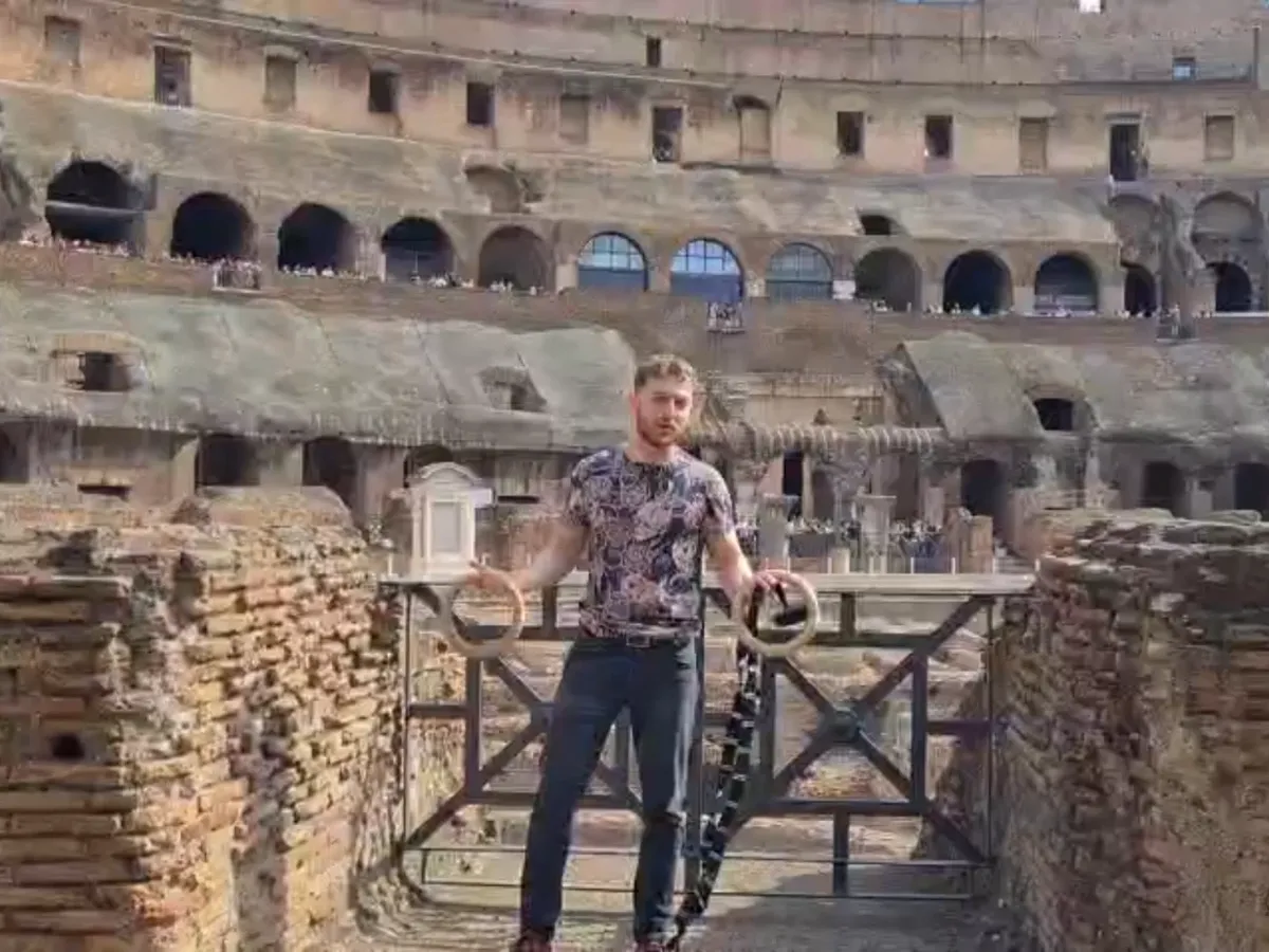 Arkan holding gymnastic rings inside the Colosseum during the one-minute pitch